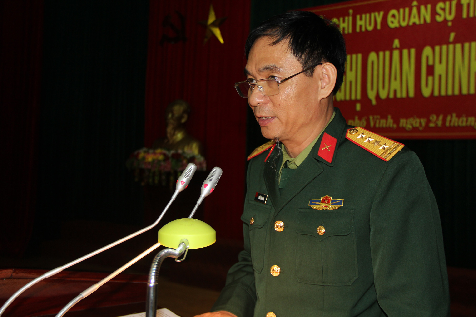 Đại tá Trần Văn Hùng phát biểu tại hội nghị. Ảnh: Tiến Hùng