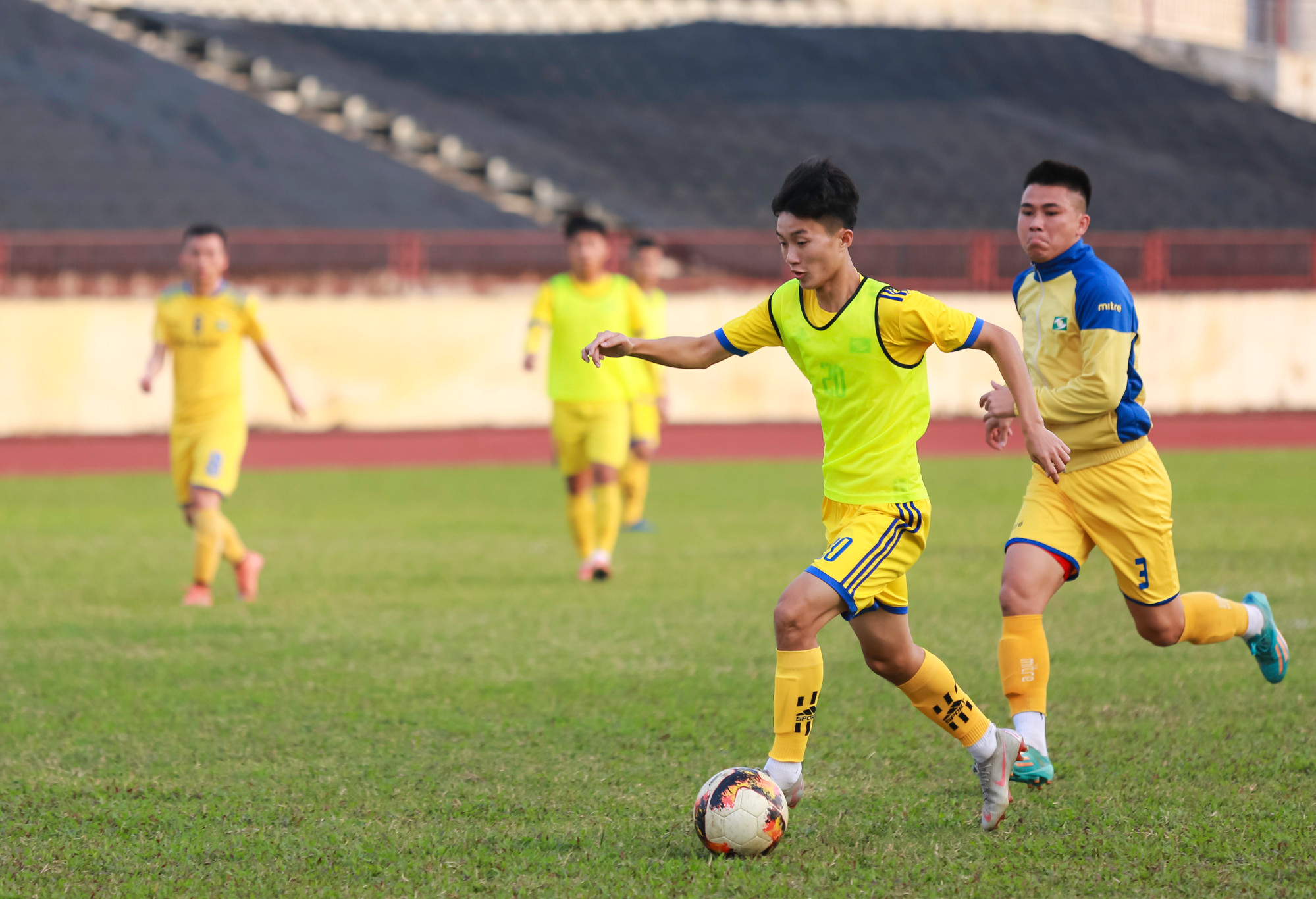 Tiền vệ Thái Bảo Trung, cầu thủ được đôn lên từ đội U19 SLNA tập luyện cùng các đàn anh. Ảnh: Đức Anh
