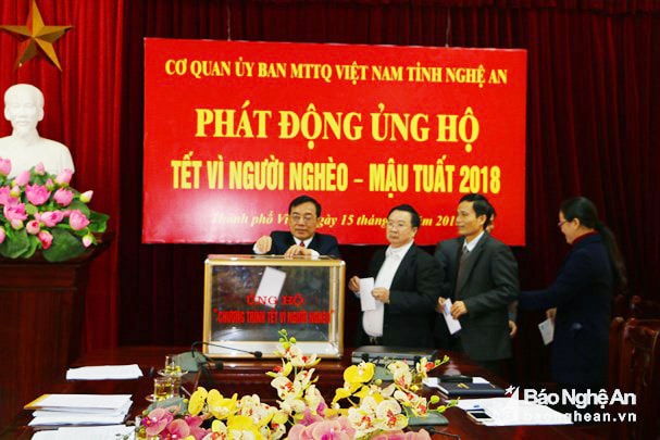 Thường trực UB MTTQ tỉnh mở đầu đợt vận động ủng hộ Quỹ Tết vì người nghèo năm 2018. Ảnh: Nguyễn Hải