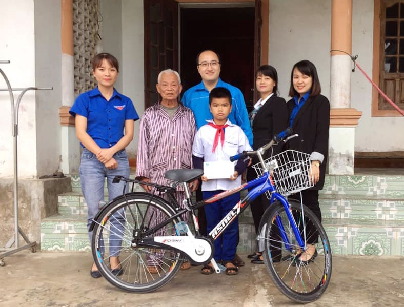 Trao quà cho em Nguyễn Duy Vinh, học sinh lớp 5A TH Nghĩa Thuận,ảnh Minh Thái.