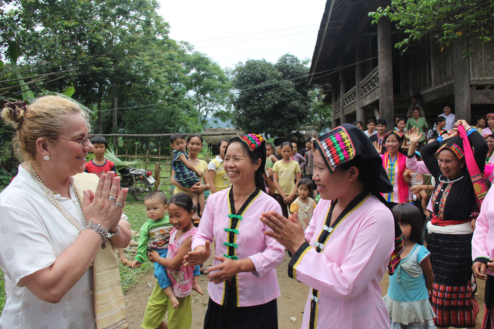 Đại diện của UNESCO phổ biến tuyên truyền công tác bảo vệ rừng cho bà con xã Môn Sơn, Con Cuông. Ảnh: PV