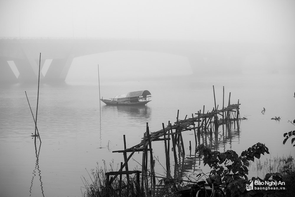 Cầu Bến Thủy 2 (TP Vinh, Nghệ An) ẩn hiện trong làn sương trắng. Ảnh tư liệu: Lê Thắng