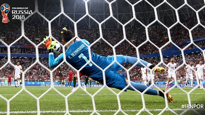 Thủ môn Alireza Beiranvand cản phá thành công cú sút phạt đền của siêu sao Cristiano Ronaldo. Ảnh: Internet