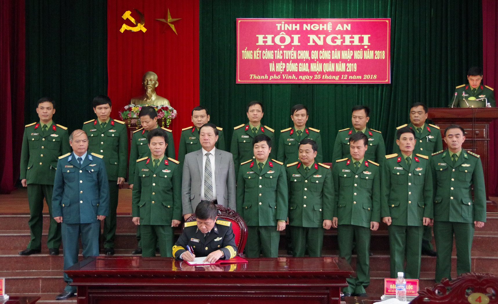 Các đơn vị nhận quân của Bộ Quốc phòng và Quân khu 4 ký kết hiệp đồng giao nhận quân năm 2019 với tỉnh Nghệ An. Ảnh: Trọng Kiên