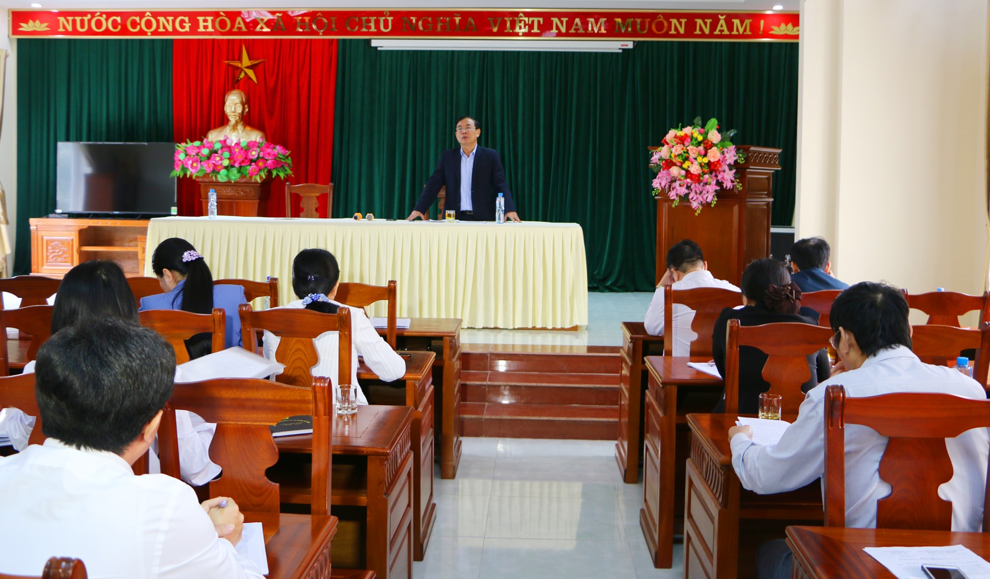Đồng chí Nguyễn Văn Huy - Chủ tịch UB MTTQ tỉnh chủ trì kết luận sẽ đề xuất với tỉnh về điều tiết Quỹ vận động Vì người nghèo tại các địa phương. Ảnh: Nguyễn Hải