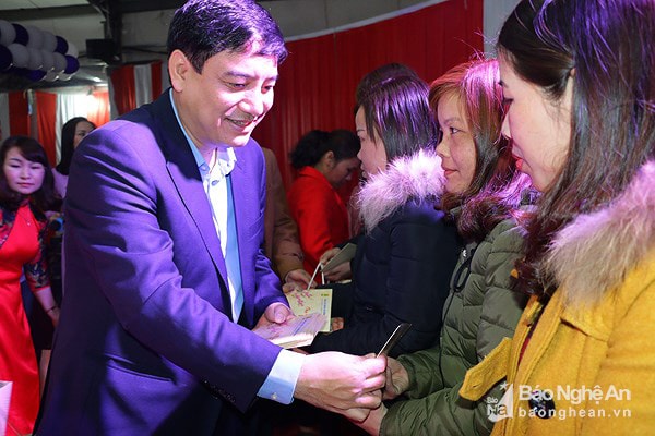 Bí thư Tỉnh ủy Nguyễn Đắc Vinh trao quà Tết cho công nhân lao động. Ảnh: Tư liệu 