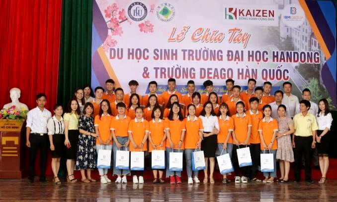 Du học sinh đã trúng tuyển trường Handong và Deagu bay kì tháng 92018 cũng được nhận phần quà kỉ niệm từ công ty. Ảnh: PV