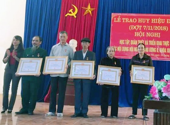Trao huy hiệu cho các đảng viên