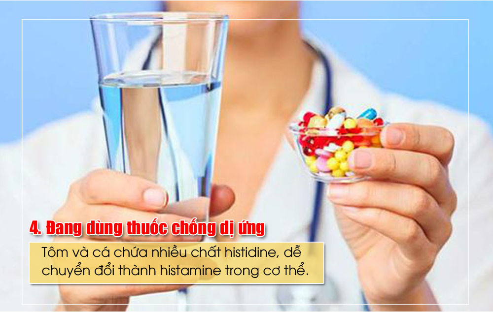 Khi ăn cá, bạn nên tránh chlorpheniramine và các chất đối kháng thụ thể histamine khác. Tôm và cá chứa nhiều chất histidine, dễ chuyển đổi thành histamine trong cơ thể. Nó sẽ ức chế sự phân hủy của histamine, khiến một lượng lớn histamine tích tụ, gây ra các triệu chứng: đánh trống ngực, khó chịu ở vùng tim và chóng mặt.