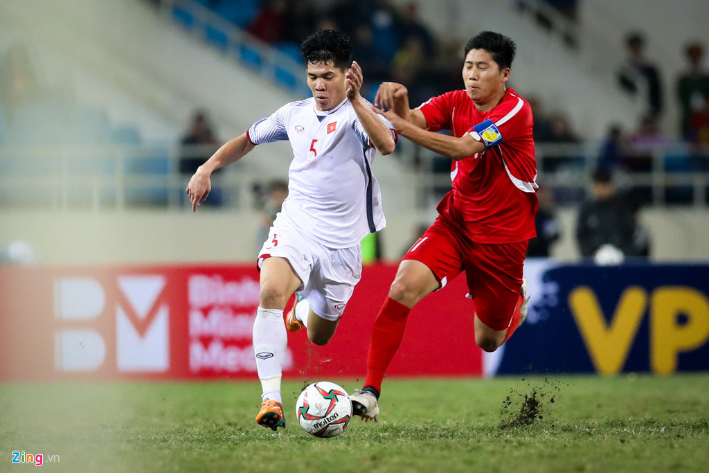Tình huống tranh bóng giữa Ngân Văn Đại (số 5) với một cầu thủ CHDCND Triều Tiên. Ảnh: zing.vn