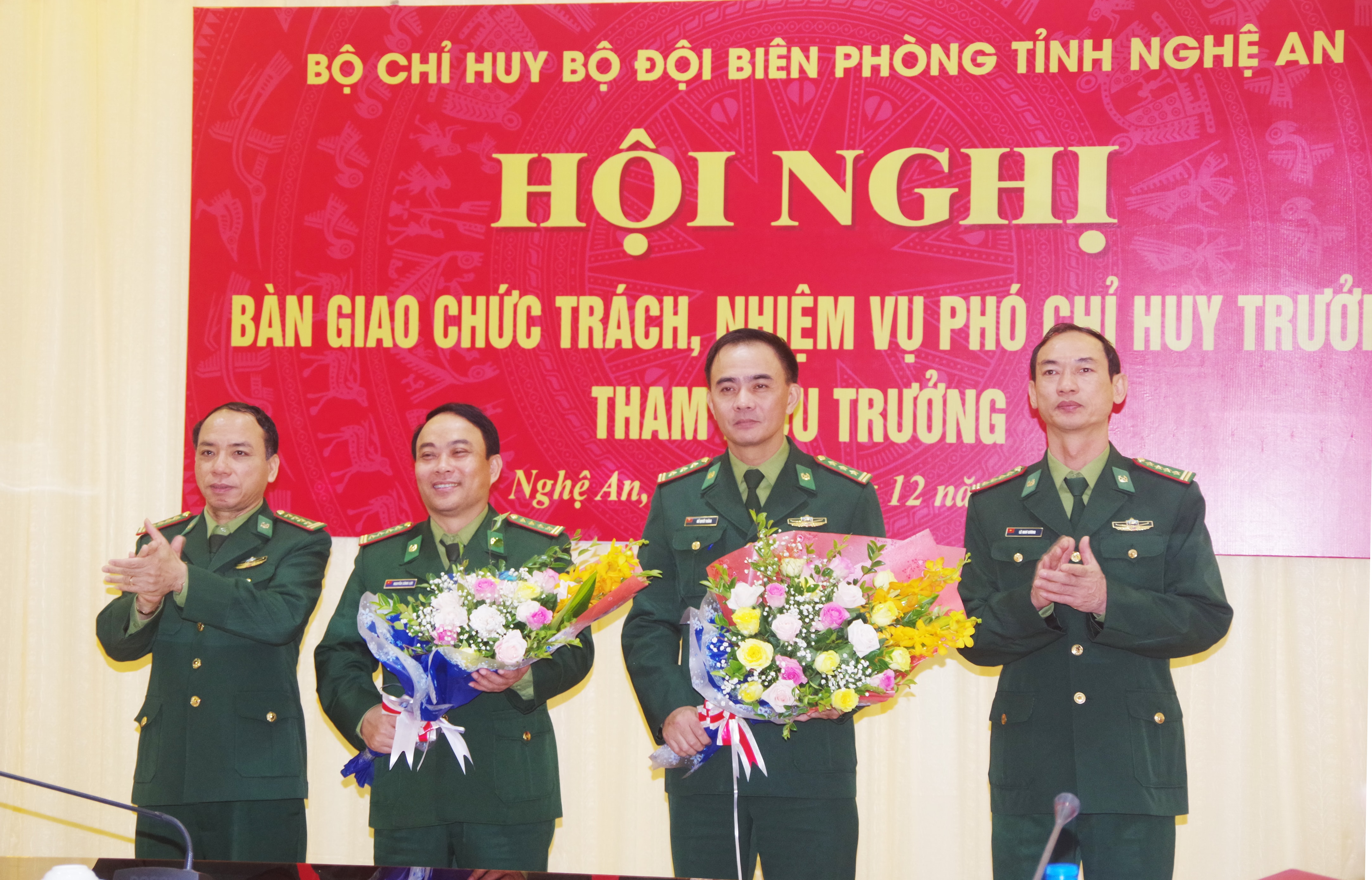 Lãnh đạo Bộ Chỉ huy BĐBP Nghệ An tặng hoa chúc mừng. Ảnh: Hải Thượng