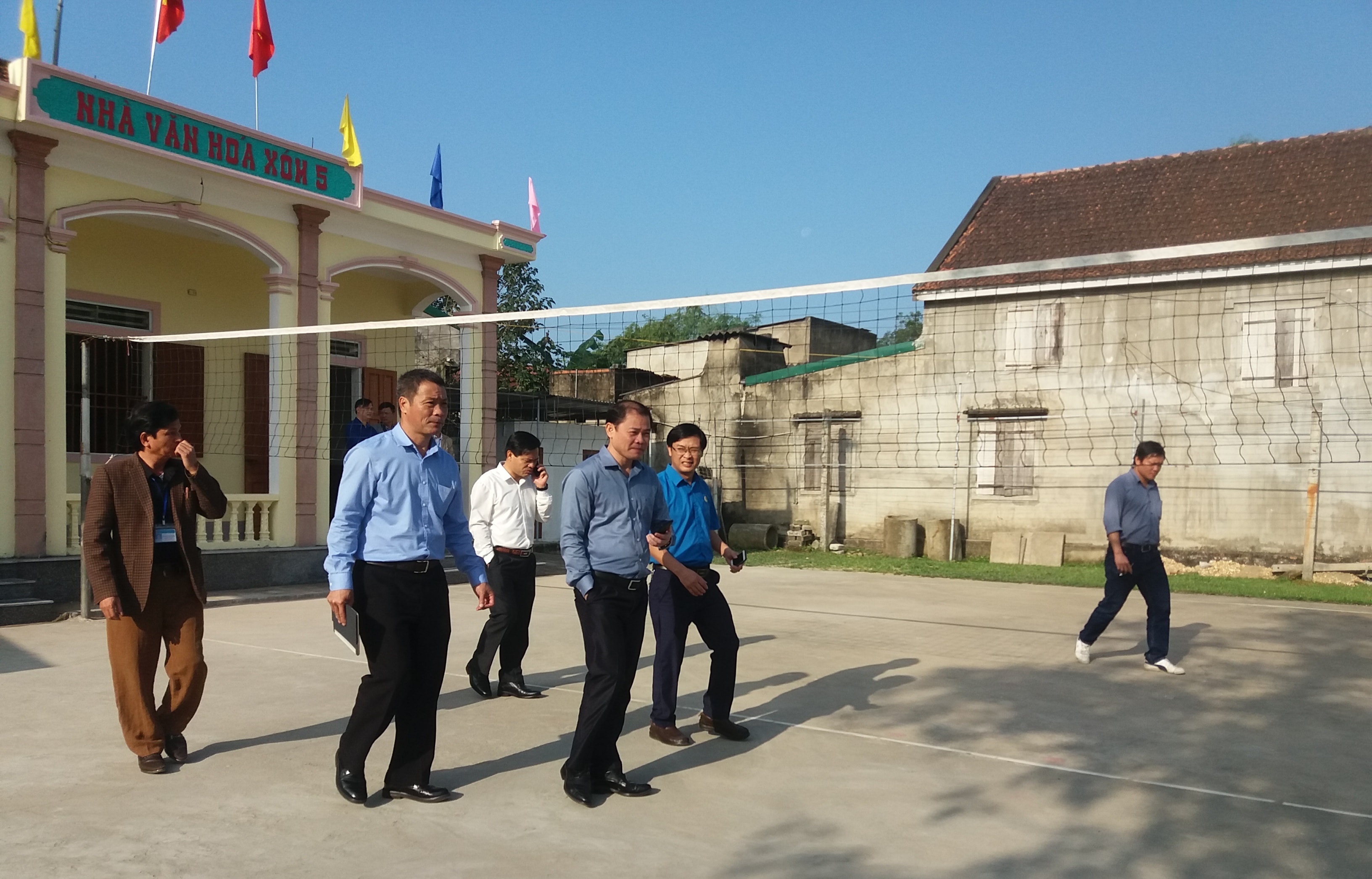 Hội đồng thẩm định NTM tỉnh kiểm tra cơ sở vật chất tại xóm 5, xã Hưng Châu. Ảnh: Thanh Tâm