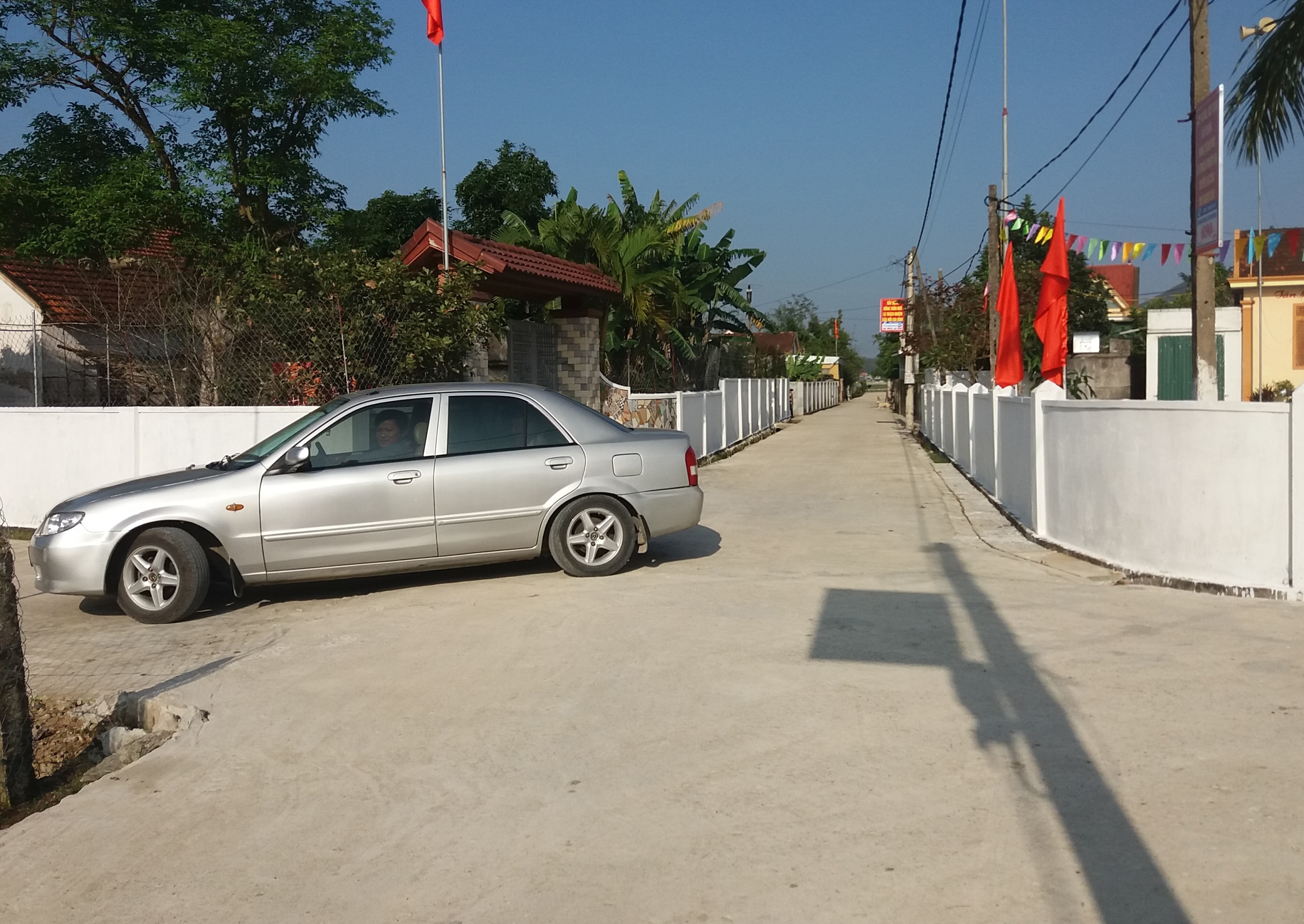 Đường làng, ngõ xóm được đổ bê tông rộng rãi. Ảnh: Thanh Tâm