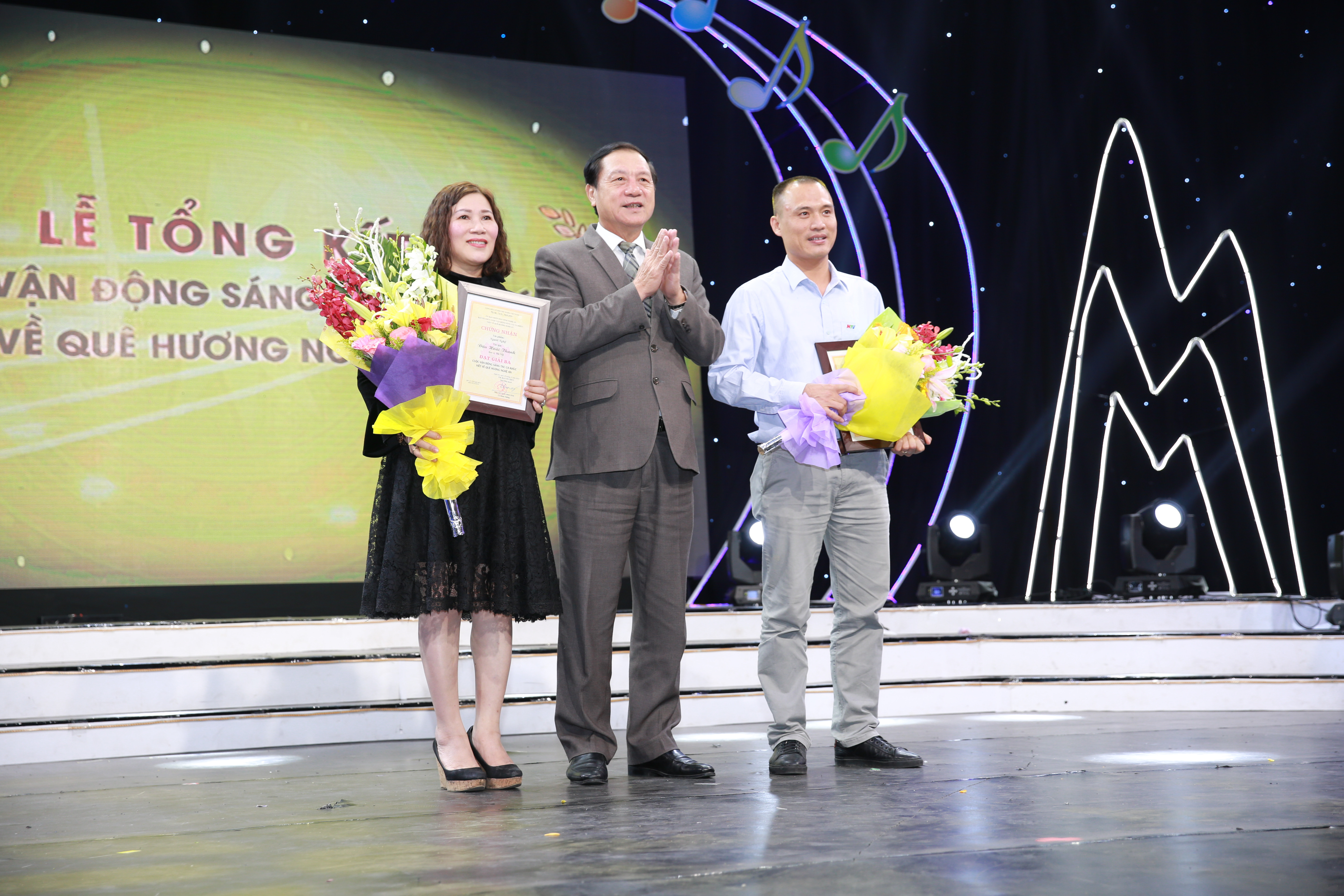 Đồng chí Lê Minh Thông trao giải cho tác giả đoạt Giải Ba tại Lễ tổng kết Cuộc vận động. Ảnh: Đức Anh 