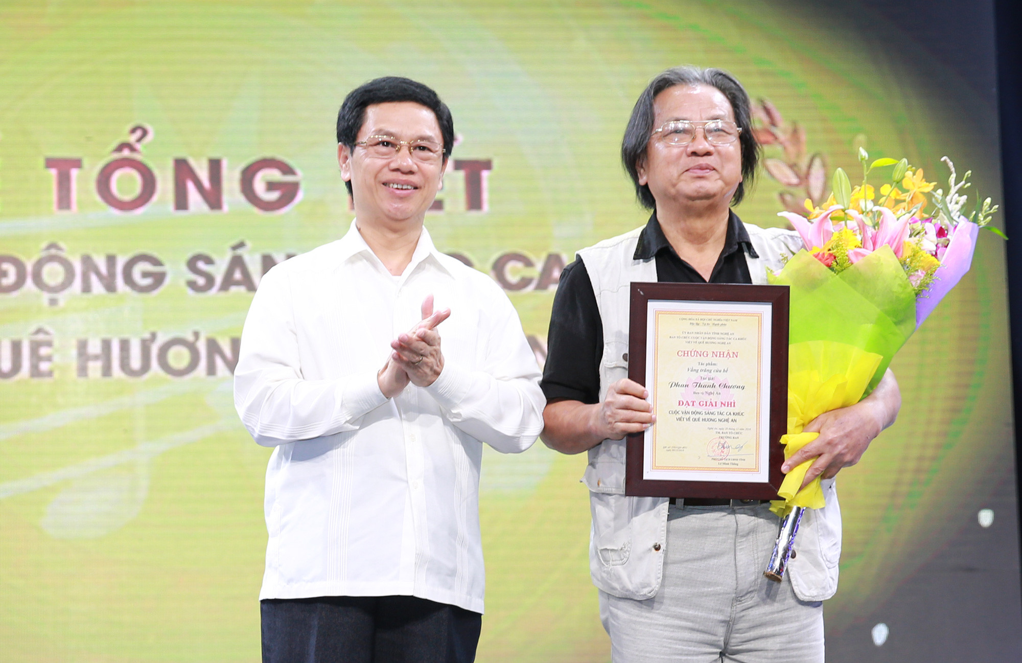 Đồng chí Nguyễn Xuân Sơn trao Giải Nhì cho tác giả đoạt giải tại Lễ tổng kết Cuộc vận động. Ảnh: Đức Anh
