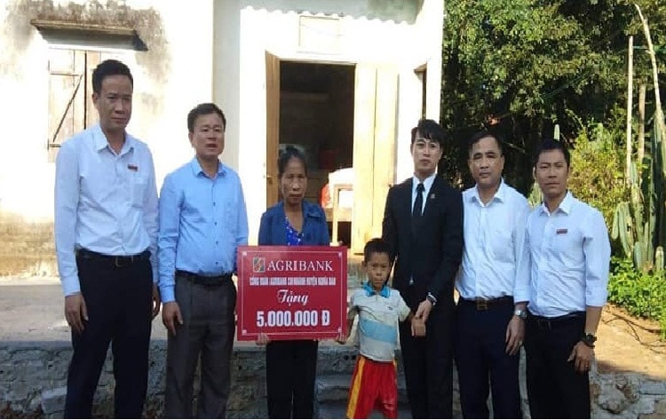 Trao quà cho em Lê Chí Nguyễn ở Làng Chong xã Nghĩa Yên