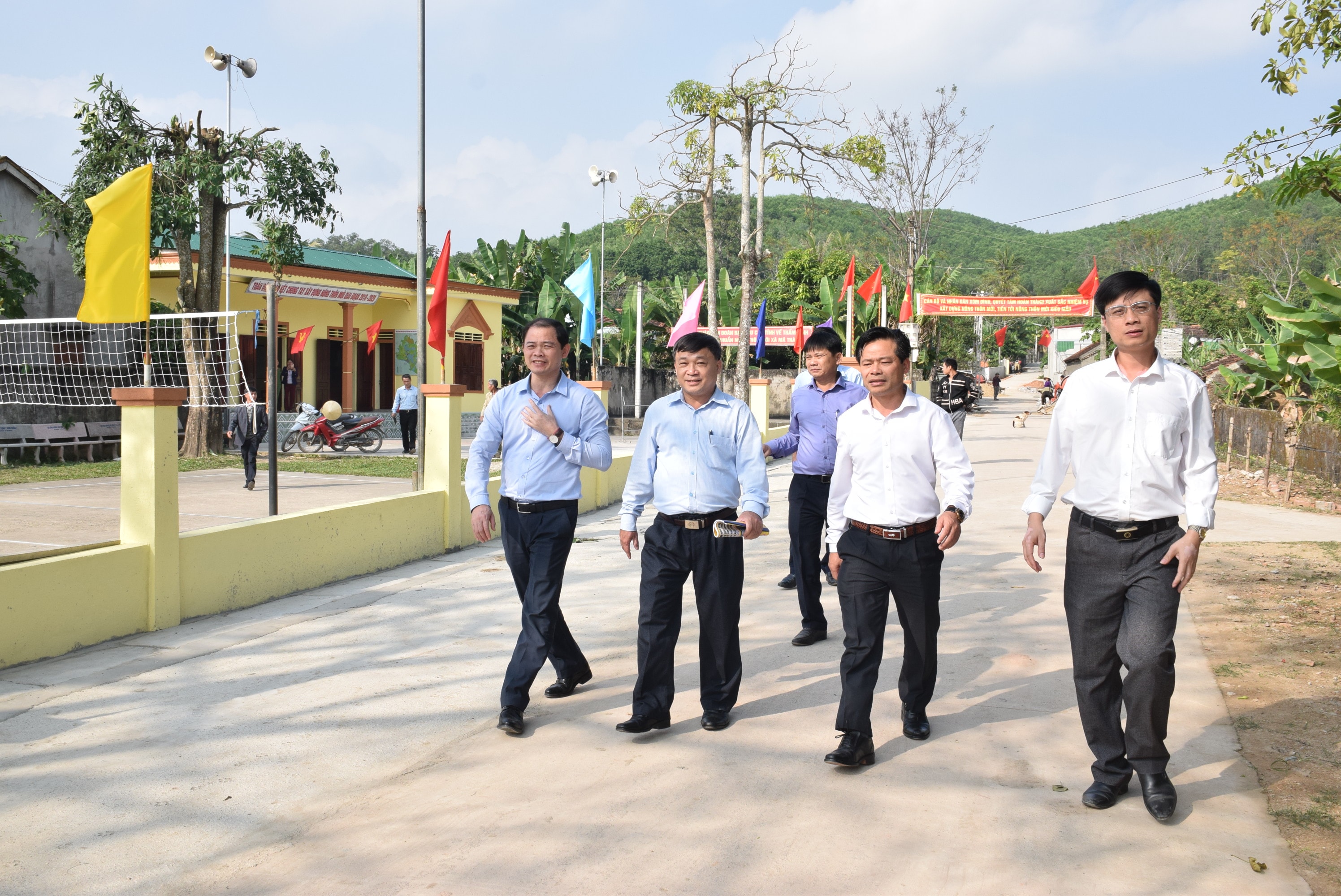 Hội đồng thẩm định NTM tỉnh kiểm tra thực tế thực hiện các tiêu chí NTM tại xã Mã Thành, huyện Yên Thành. Ảnh: Xuân Hoàng