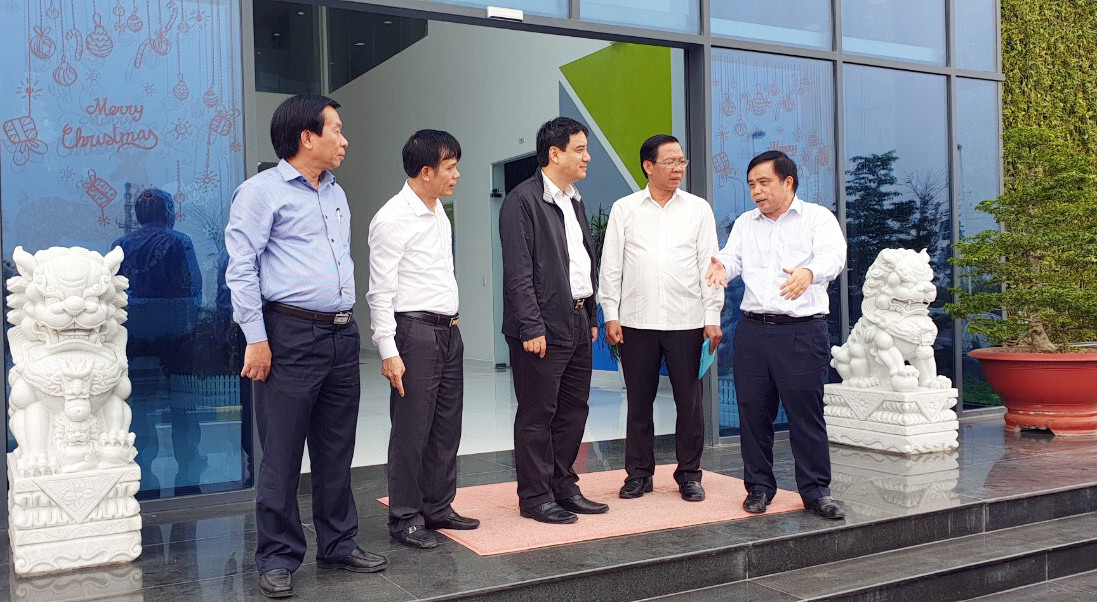 Bí thư Tỉnh ủy Nguyễn Đắc Vinh và đoàn công tác thăm Khu công nghiệp, đô thị và dịch vụ VSIP. Ảnh Phan Thắng