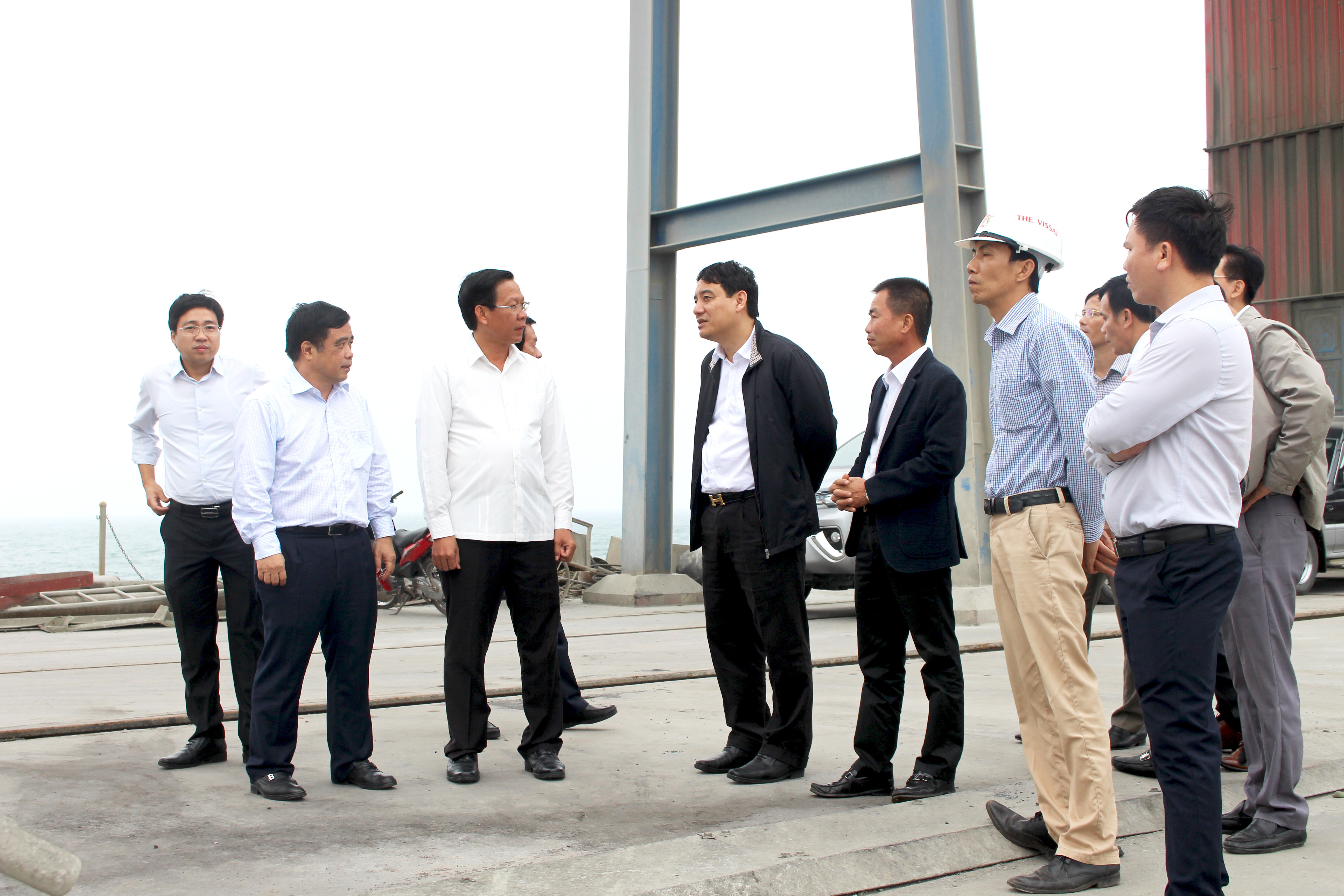 Các đồng chí Nguyễn Đắc Vinh và Phan Văn Mãi nghe giới thiệu về cảng quốc tế Vissai. Ảnh ĐT