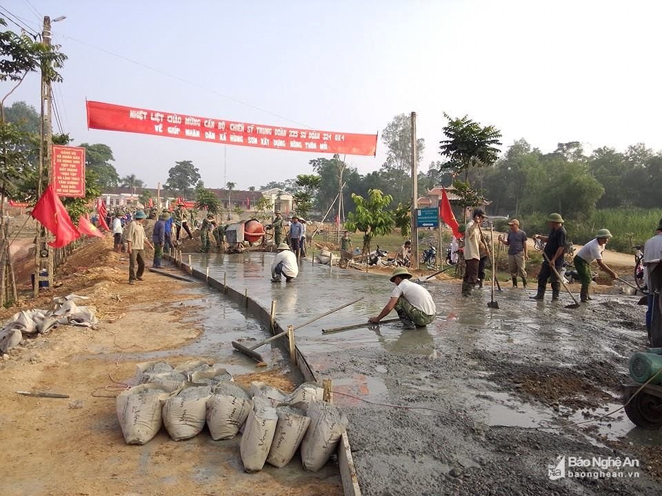 Đồng bào lương - giáo xã Hùng Sơn (Anh Sơn) chung tay làm đường giao thông. Ảnh Thái Hiền (TL)