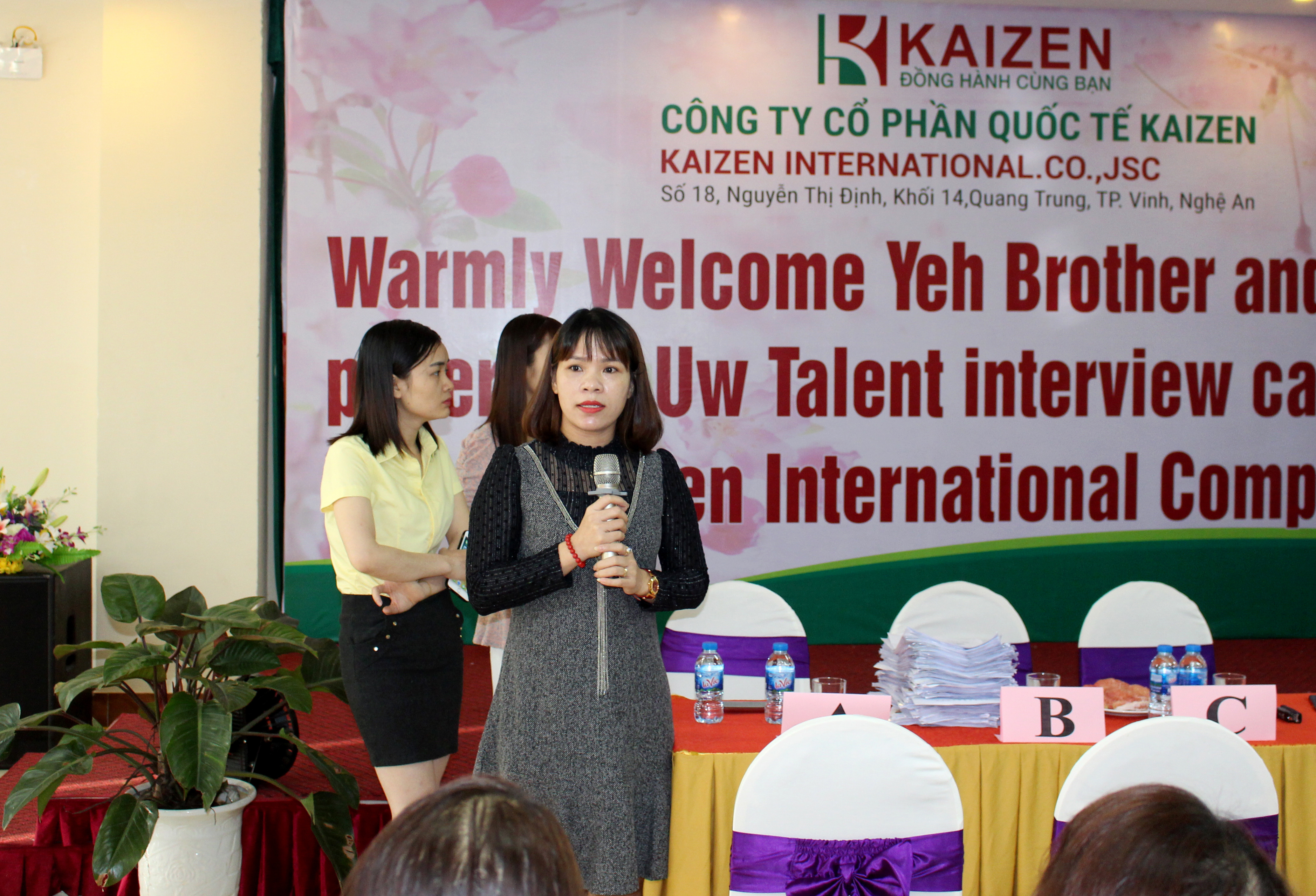 Bà Trịnh Thị Huyên - Chủ tịch HĐQT – Kiêm Tổng Giám đốc Công ty Cổ phần Quốc tế Kaizen giới thiệu về chương trình tuyển dụng lao động miễn phí đi Malaysia của công ty tổ chức.