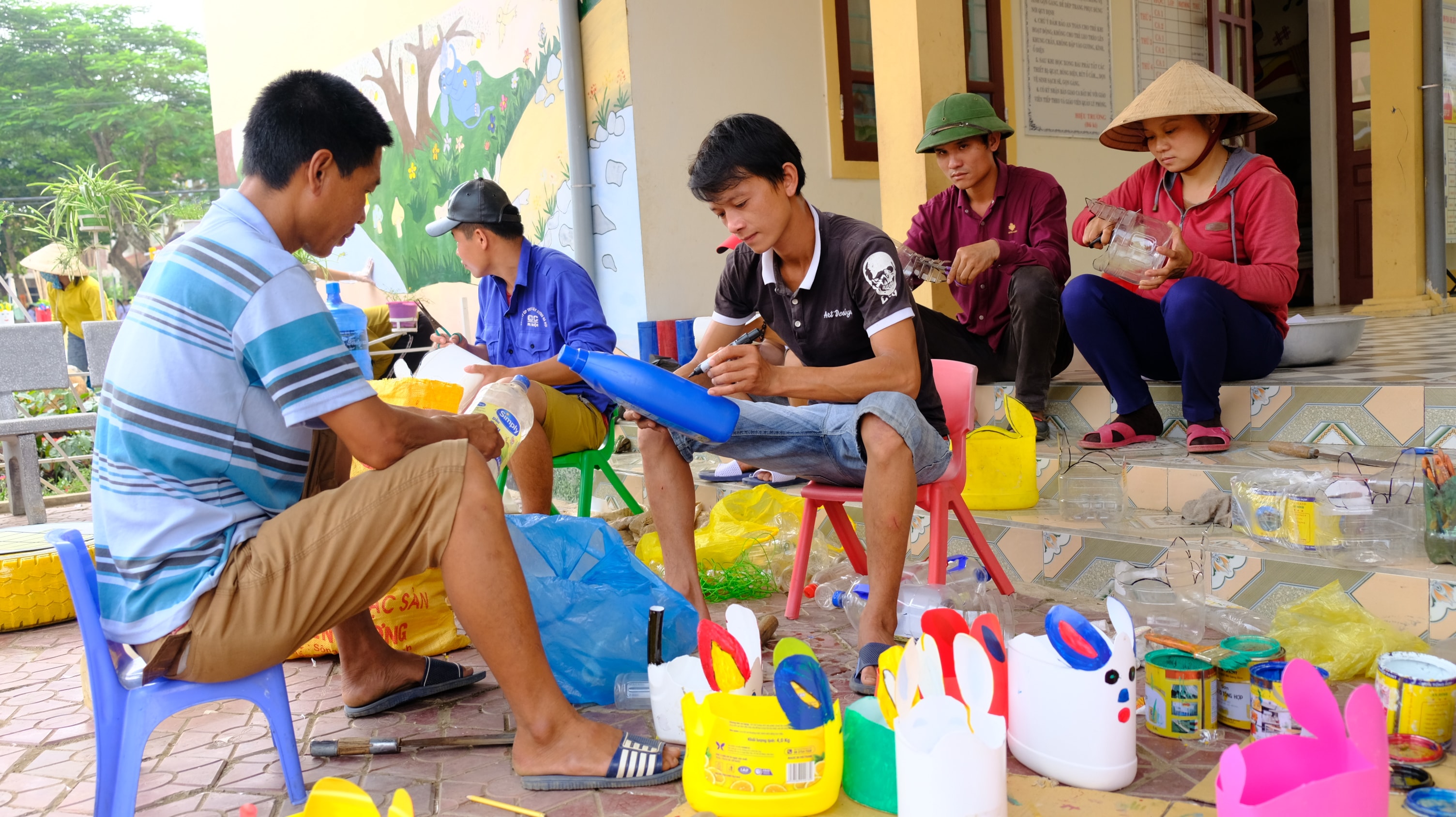 Phụ huynh xã Châu Lý (Quỳ Châu)tham gia làm đồ chơi cho trẻ ở trường mầm non. Ảnh: Mỹ Hà