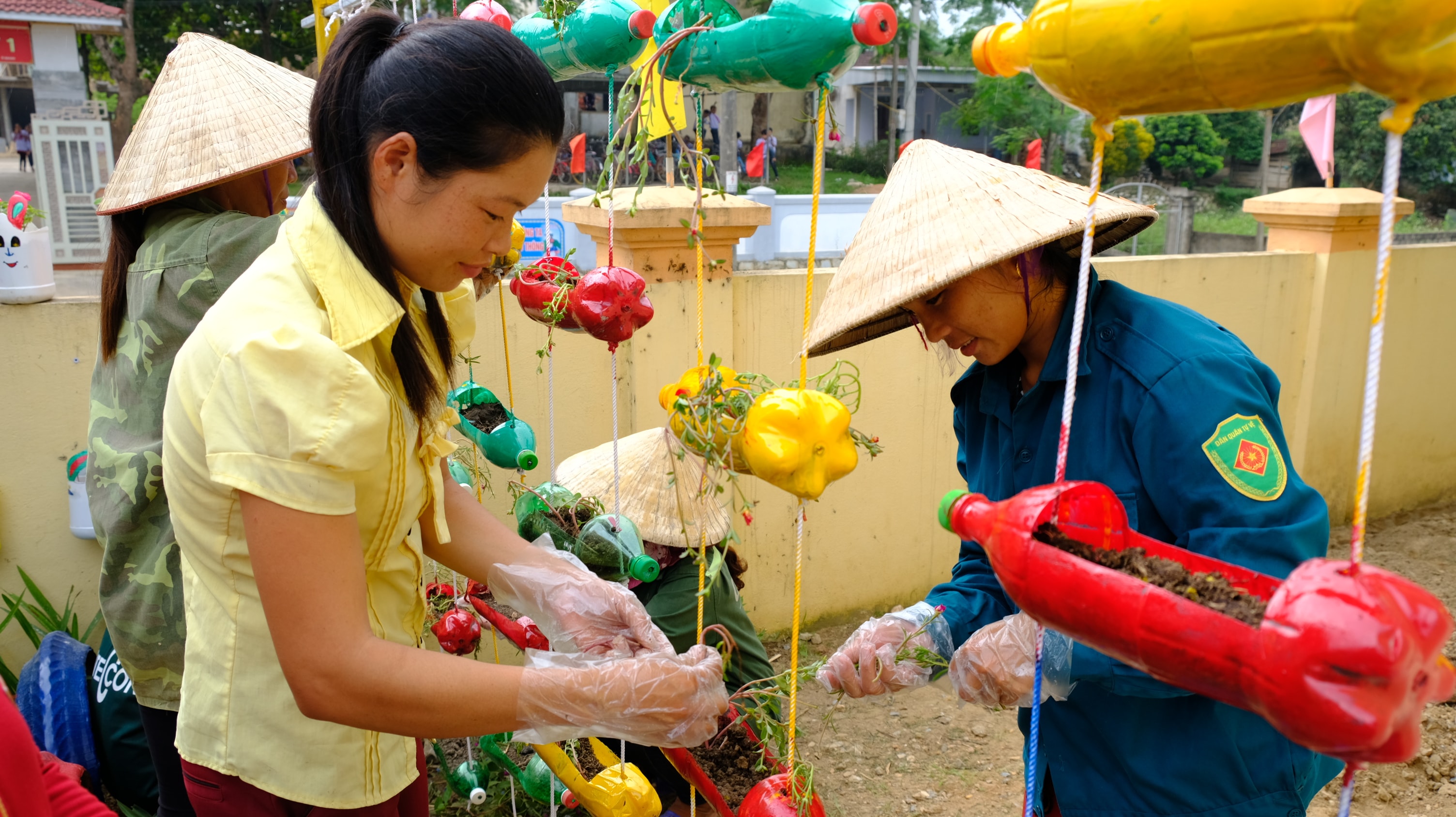 Ở các huyện miền núi cao, việc xã hội hóa chủ yếu là huy động ngày công của các phụ huynh. Ảnh - Mỹ Hà