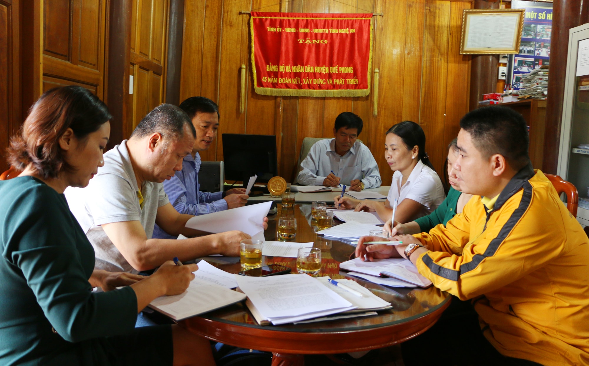 Đoàn công tác làm việc với Ban Tuyên giáo Huyện ủy về kế hoạch phối hợp tuyên truyền và đặt mua, sử dụng báo Đảng. Ảnh: Nguyễn Hải
