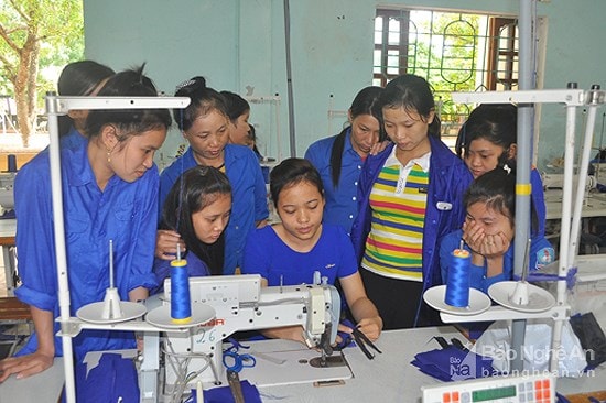 Lao động nữ nông thôn ở huyện Yên Thành học nghề may xuất khẩu. Ảnh: Nguyễn Hải