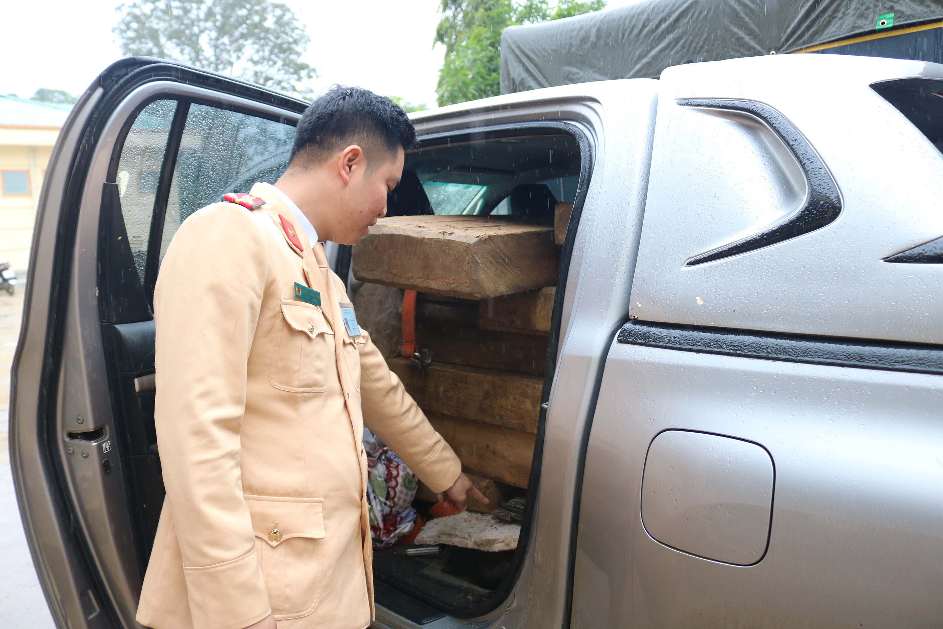 Qua kiểm tra lực lượng chức ngăng phát hiện trong xe và thùng xe chất đầy gỗ. Ảnh: Lữ Phú
