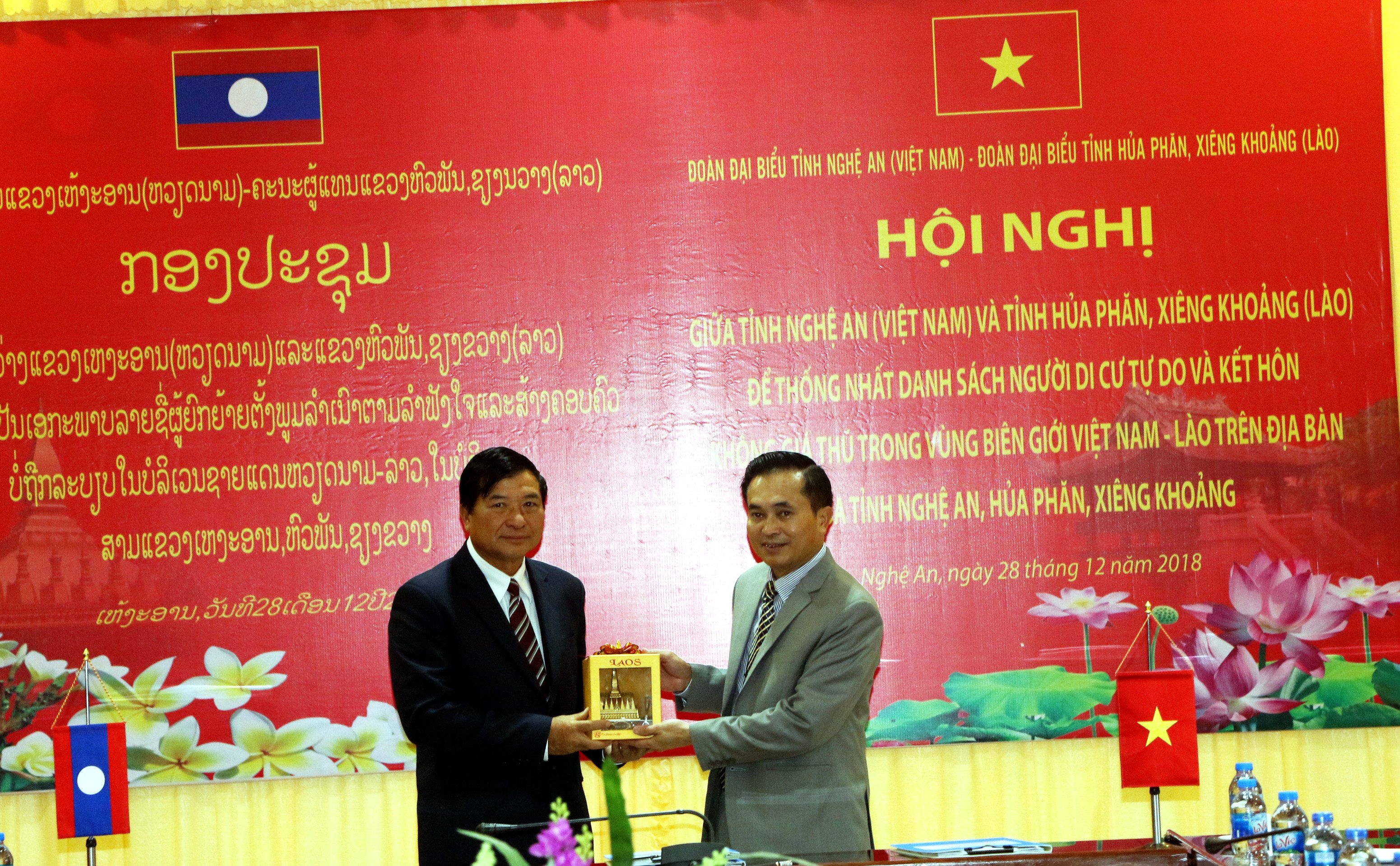 Lãnh đạo tỉnh Xiêng Khoảng tặng quà lưu niệm cho lãnh đạo tỉnh Nghệ An. Ảnh: Khánh Ly