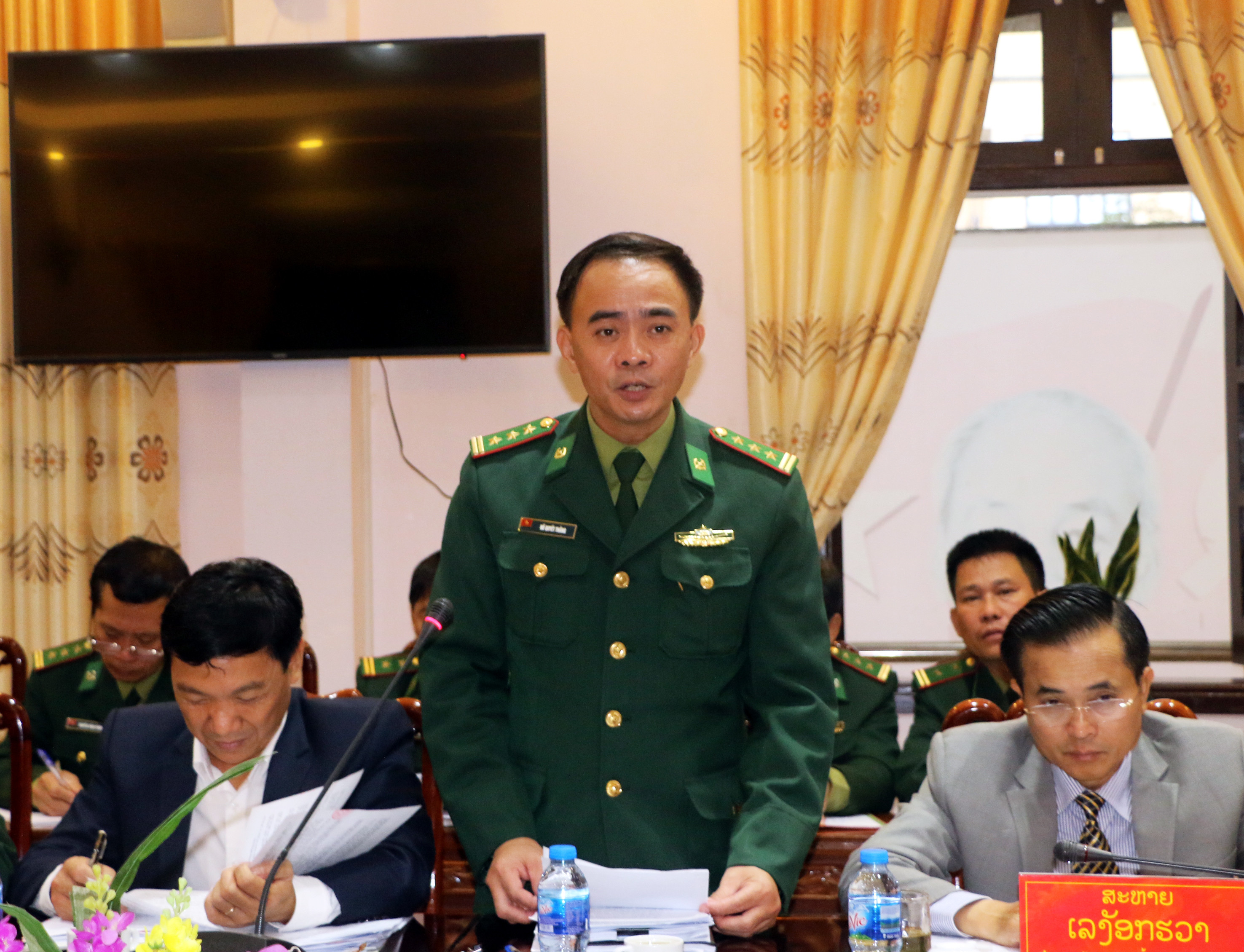 Thượng tá Hồ Quyết Thắng- Phó chỉ huy tham mưu trưởng BĐBP Nghệ An phát biểu khai mạc hội nghị. Ảnh: Khánh Ly