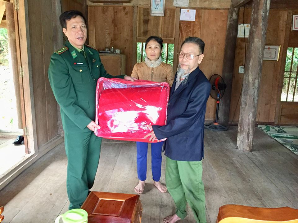Đồn BP Hạnh Dịch, BĐBP Nghệ An tặng chăn ấm cho người già, người nghèo trên địa bàn. Ảnh: Lê Thạch