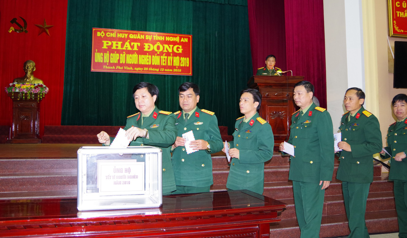 Cán bộ, chiến sỹ cơ quan Bộ CHQS tỉnh quyên góp ủng hộ người nghèo đón Tết Nguyên đán Kỷ Hợi năm 2019. Ảnh: Phong Quang