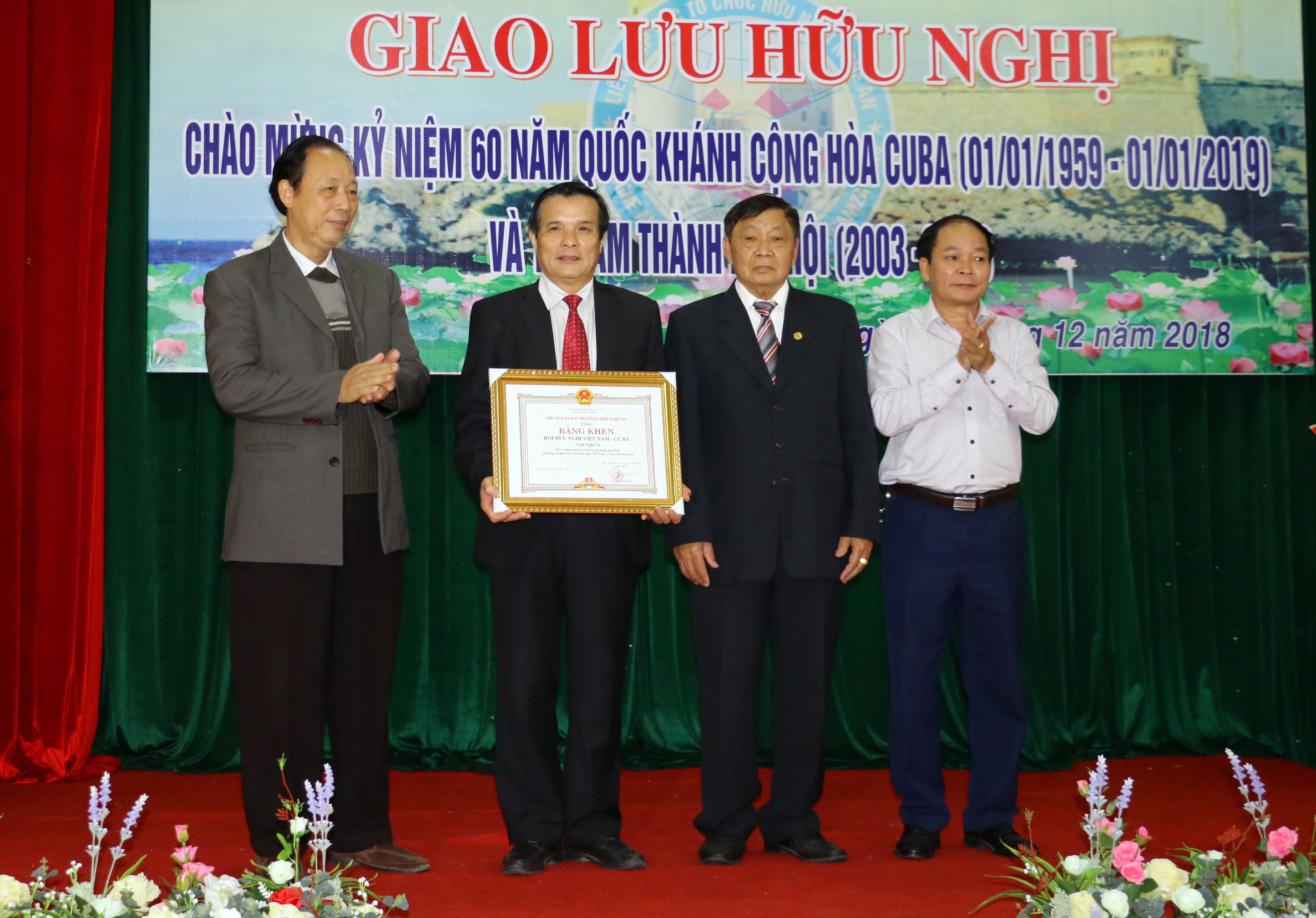 Tặng Bằng khen của UBND tỉnh cho Hội Hữu nghị Việt Nam - Cu Ba. Ảnh: Mỹ Hà