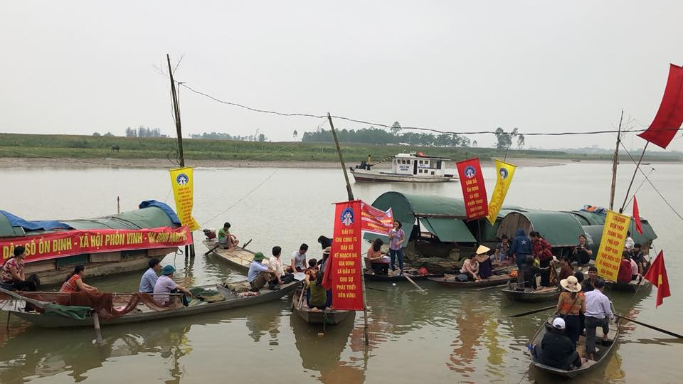 Truyền thông về chính sách dân số cho người dân vùng sông nước huyện Hưng Nguyên. Ảnh: Mỹ Hà