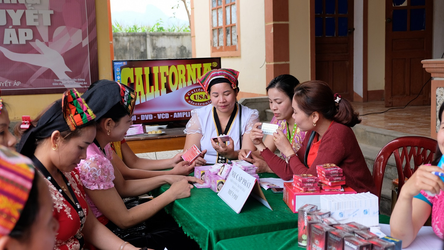 Tiếp thị về phương tiện tránh thai tại huyện Con Cuông. Ảnh - Mỹ Hà