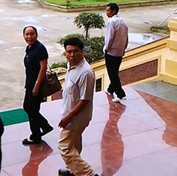 Ông Ngô Trí Ca (áo ngắn tay) gây rối tại trụ sở tòa án tỉnh Nghệ An. Ảnh: Khánh An