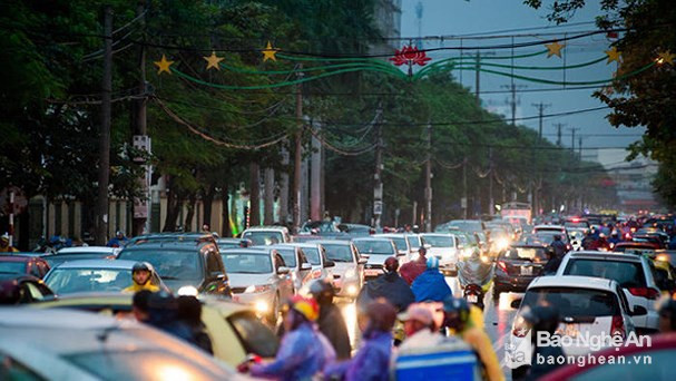 Vào khung giờ cao điểm, tình trạng tắc đường cục bộ tại đường Nguyễn Thị Minh Khai diễn ra thường xuyên. Ảnh: Thành Cường