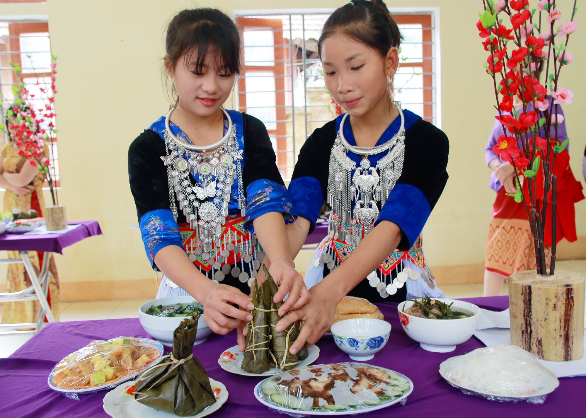 Học trò nữ chuẩn bị mâm cơm truyền thống đón Tết cổ truyền của dân tộc. Ảnh: Đình Tuân
