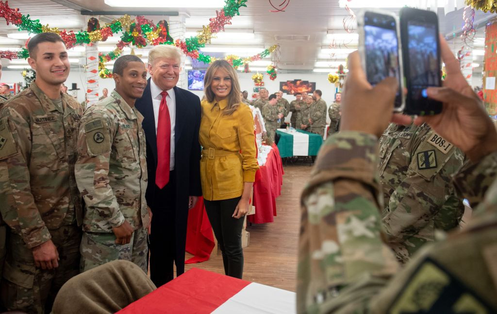 Tổng thống Trump và phu nhân Melania đã có chuyến thăm bất ngờ tới căn cứ không quân Al Asad (Iraq). Ảnh: AP