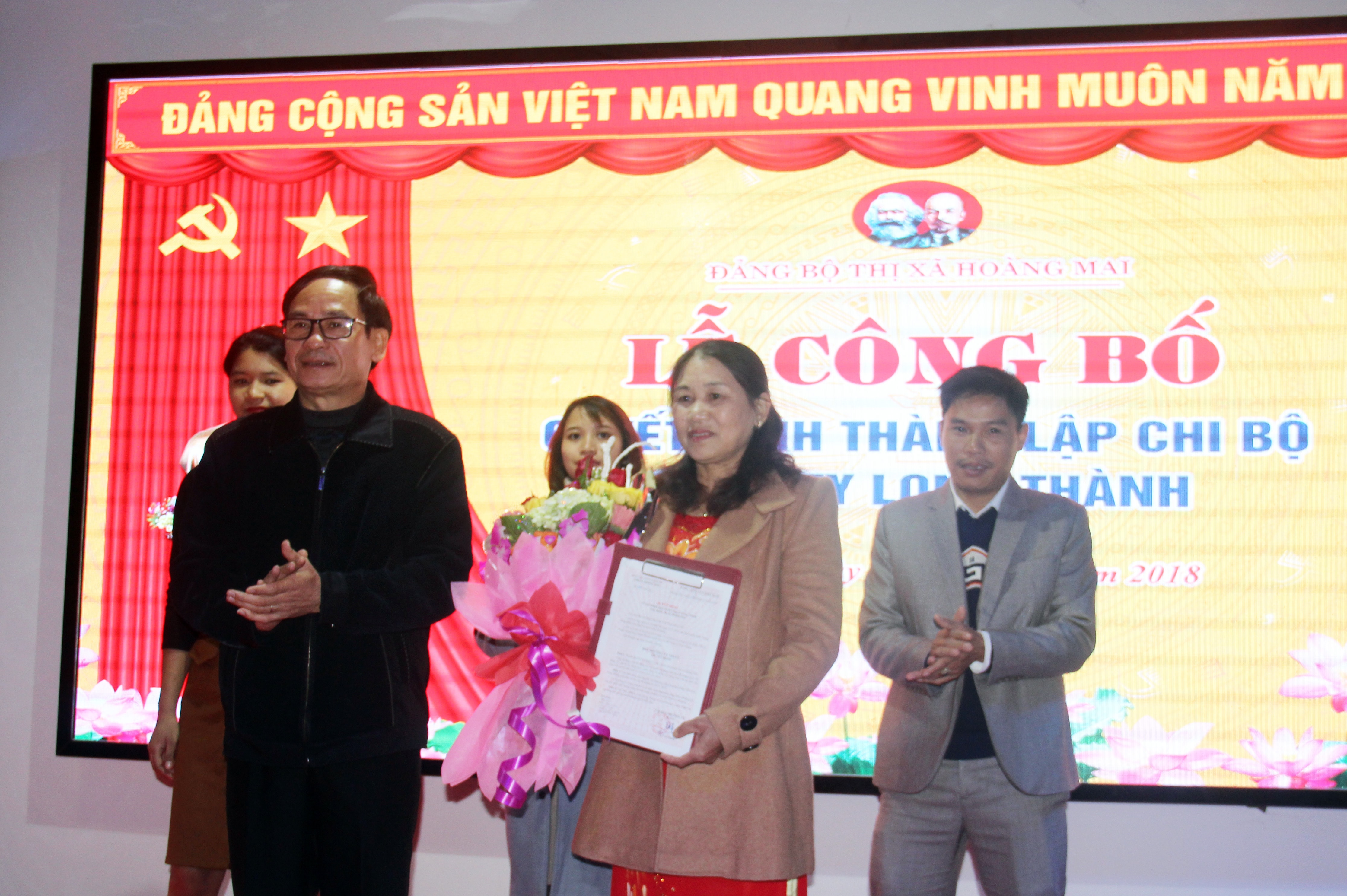 Bí thư Thị ủy Hoàng Mai Võ Văn Dũng trao Quyết định thành lập Chi bộ 