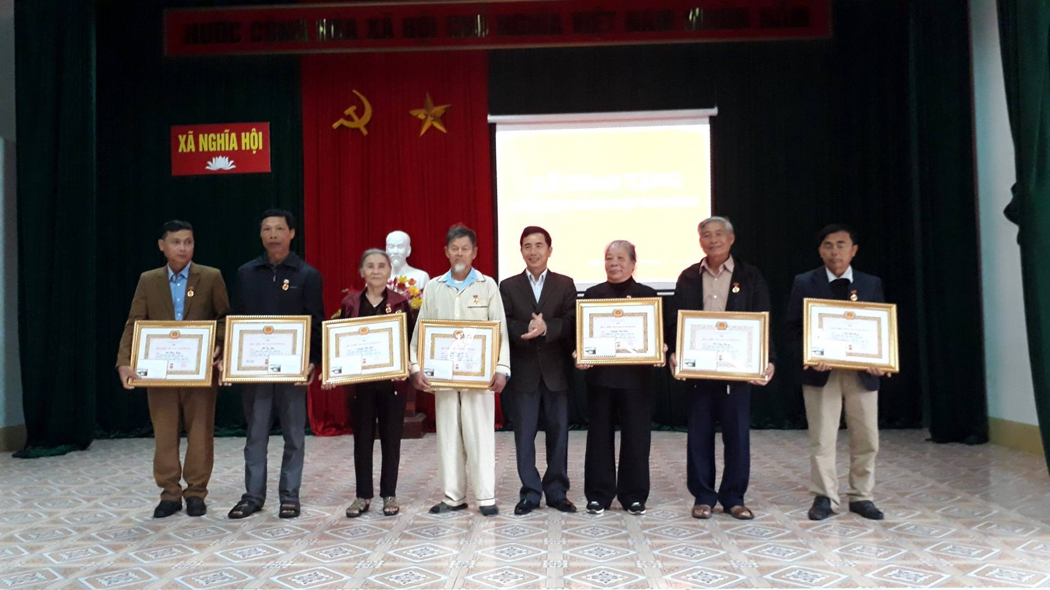 Phó Bí thư Thường trực Huyện ủy Nghĩa Đàn Phan Tiến Hải trao huy hiệu đảng cho 7 đảng viên. Ảnh: Minh Thái