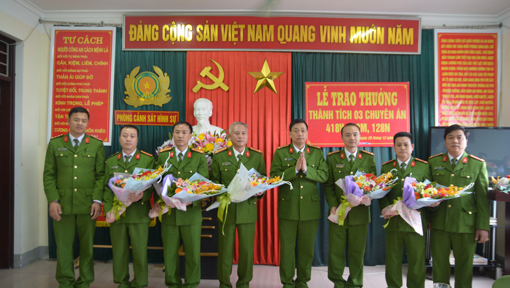 Lãnh đạo Công an tỉnh trao thưởng cho những chiến công xuất sắc của Phòng Cảnh sát Hình sự. Ảnh: Quỳnh Trang