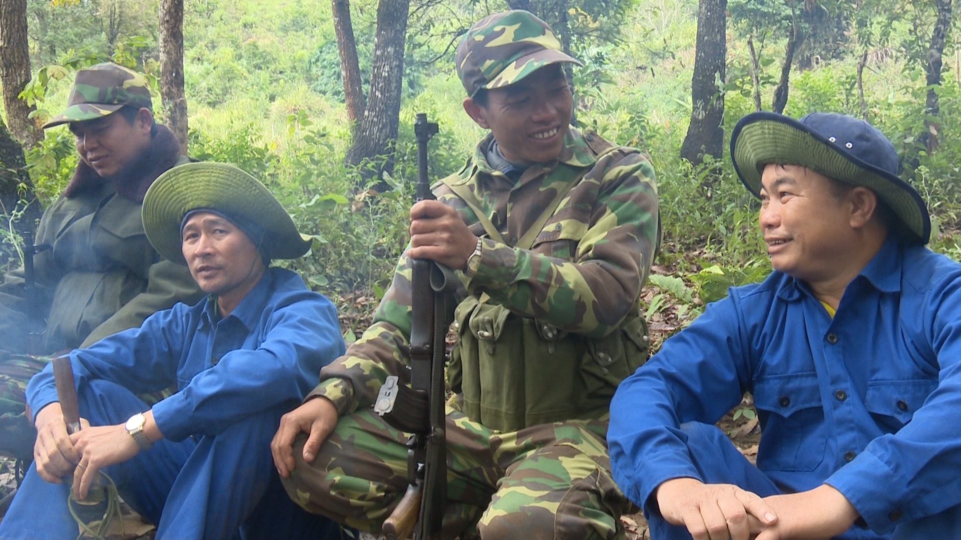 Cán bộ, chiến sĩ các đơn vị quân đội Lào luôn sát cánh giúp đỡ các đội quy tập Bộ CHQS tỉnh Nghệ An trong quá trình tìm kiếm, cất bốc hài cốt liệt sĩ tại Lào. 