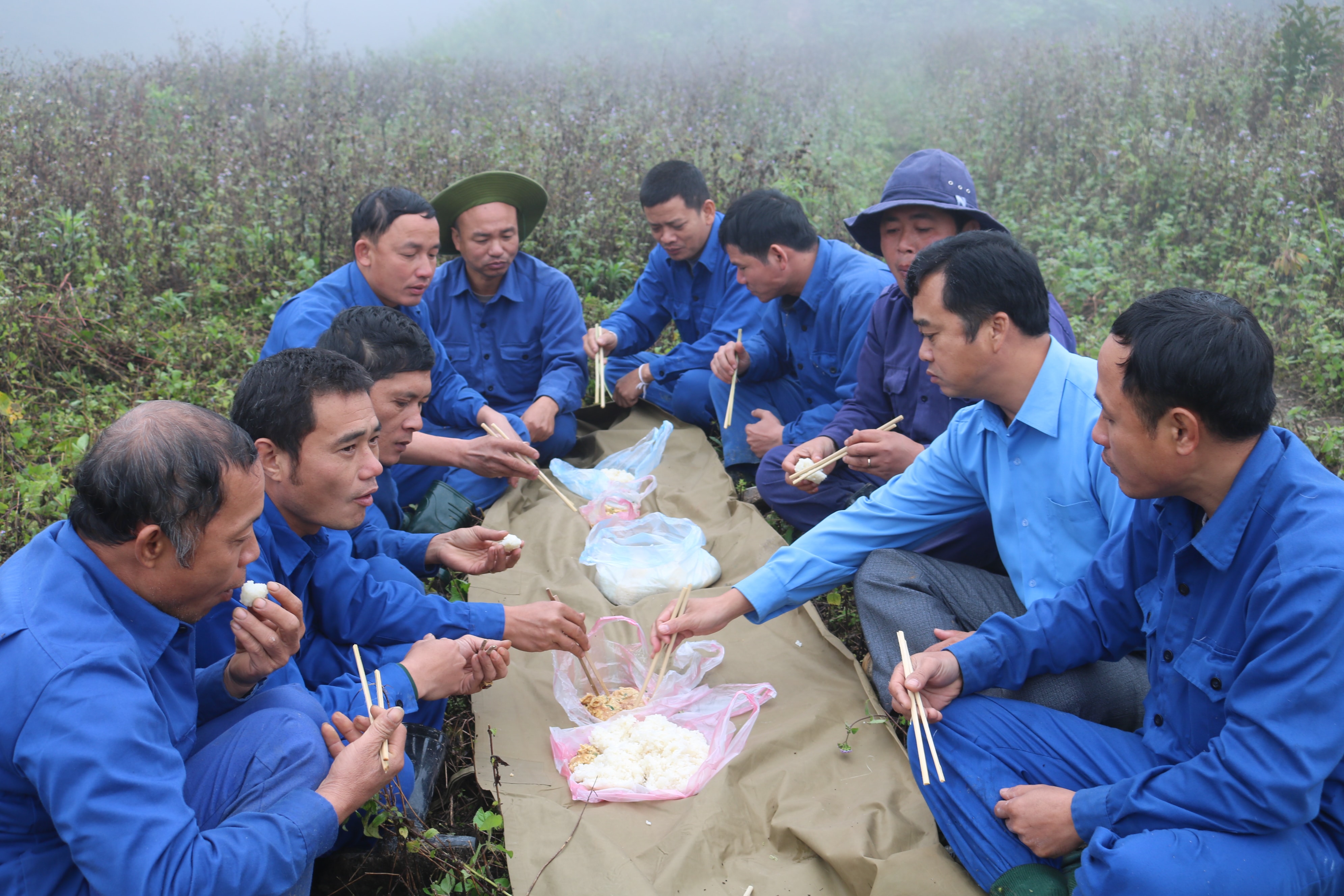 Để tìm kiếm, cất bốc hài cốt liệt sĩ, cán bộ, nhân viên đợn vị phải đưa lương thực, thực phẩm, tổ chức ăn tại nghỉ giữa núi rừng nhiều ngày. Bữa ăn trưa trên  núi Khăm Pha Niên, huyện Nọng Héc, tỉnh Xiêng Khoảng - Lào.