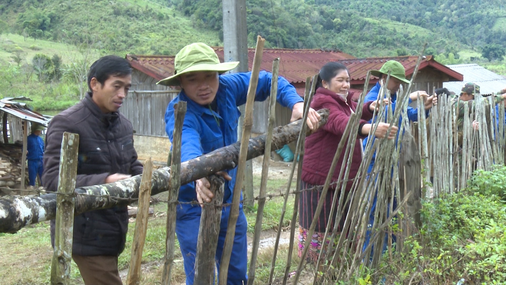 Cán bộ chiến sỹ còn giúp đỡ bà con nhân dân bản Pù Cút, huyện Mường Pẹt, tỉnh Xiêng Khoảng tu sửa bờ rào, tổng dọn vệ sinh thôn bản.