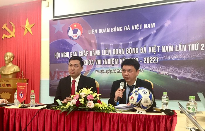Phó Chủ tịch truyền thông VFF Cao Văn Chóng (bên trái) và Tổng thư ký VFF Lê Hoài Anh thông tin với báo chí sau cuộc họp Ban chấp hành (ảnh AT)