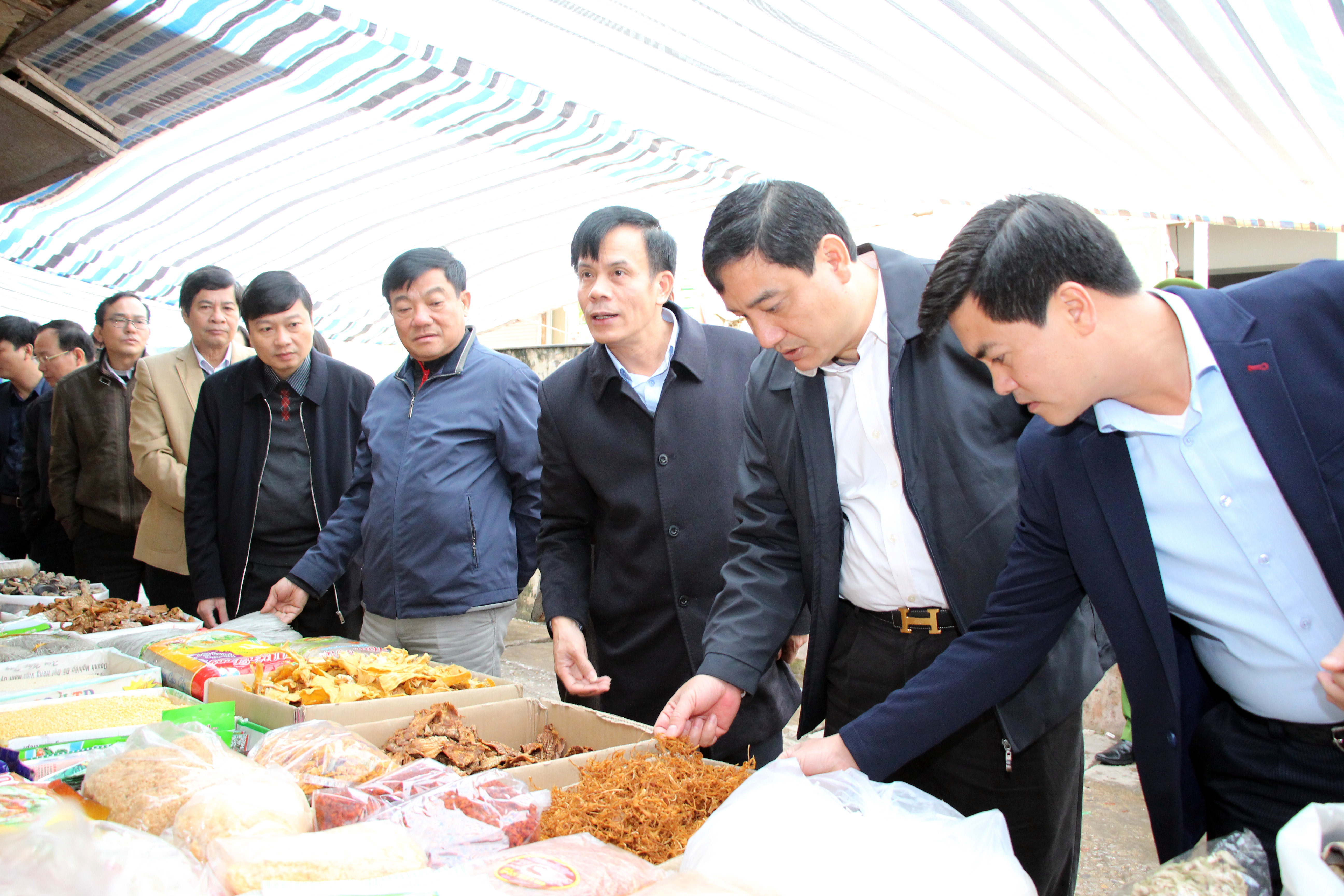 Bí thư Tỉnh ủy Nguyễn Đắc Vinh kiểm tra một số mặt hàng tại chợ Vinh. Ảnh: Đào Tuấn 