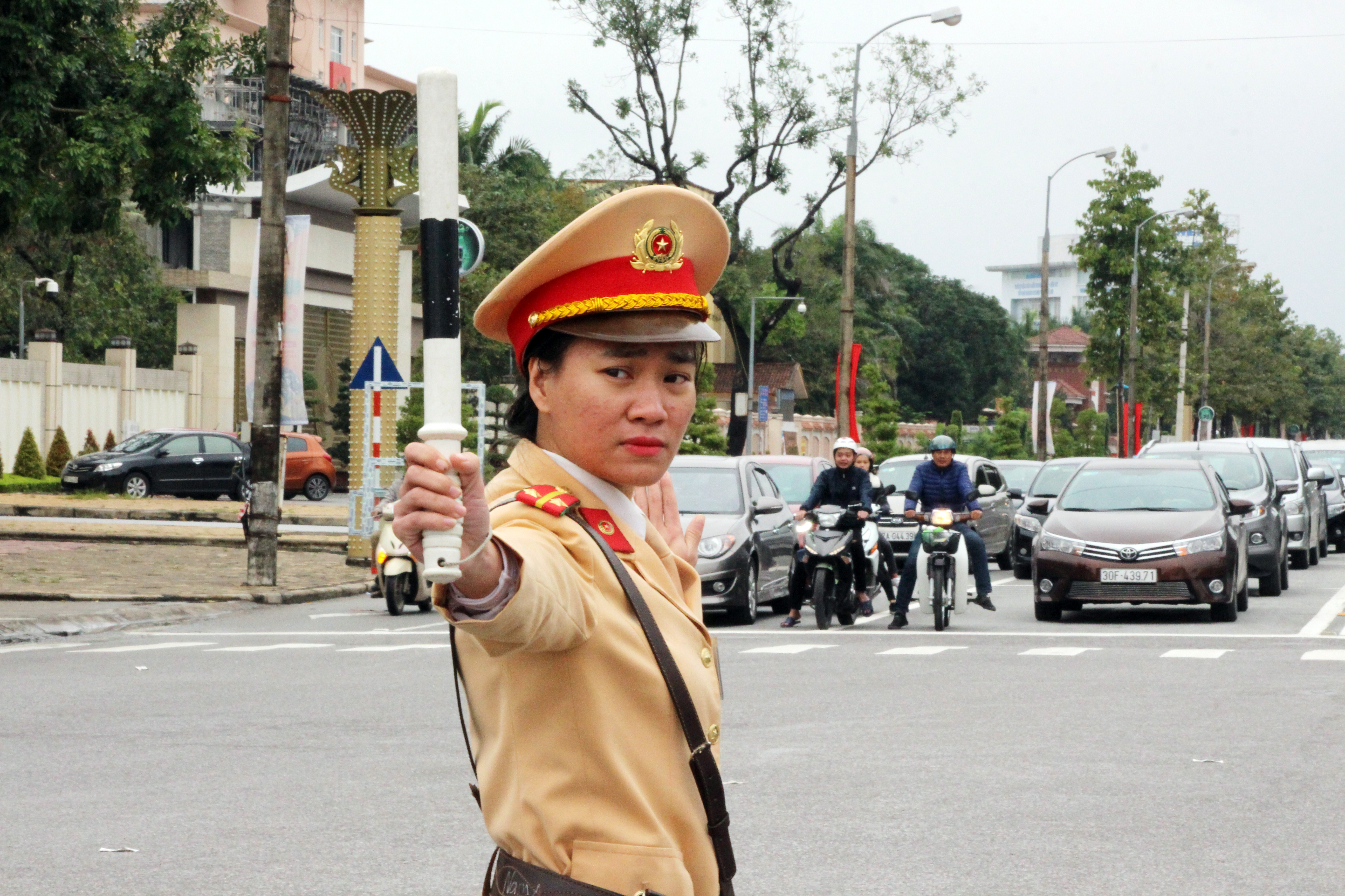 Nữ Cảnh sát giao thông Công an thành phố Vinh điều hành giao thông ngày cuối năm. Ảnh: Đào Tuấn 